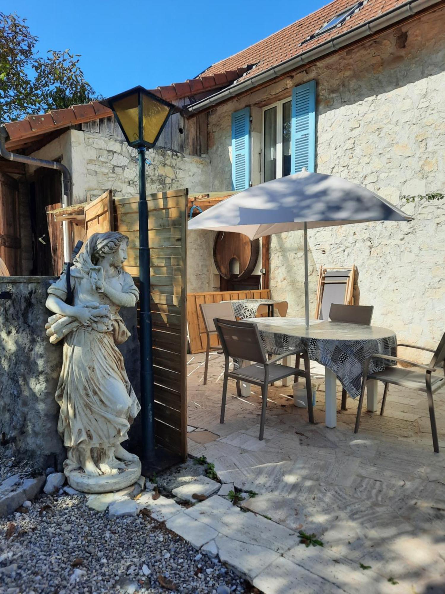 Gite Des 2 Lions Murs-et-Gelignieux ภายนอก รูปภาพ